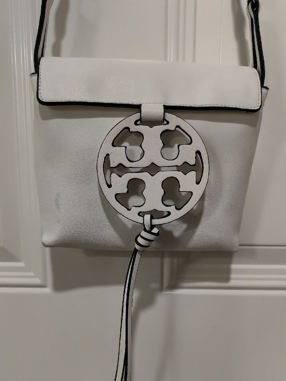 Tory Burch White Leather Crossbody with Logo Medallion - Picture 2 of 15